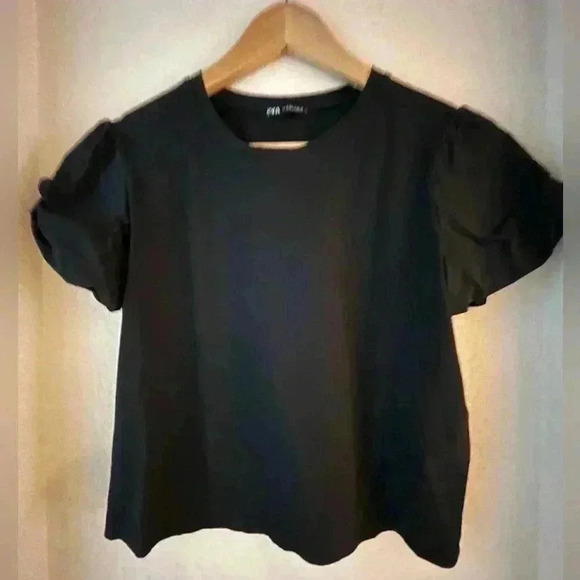Zara Tops - Zara Cropped Length Top